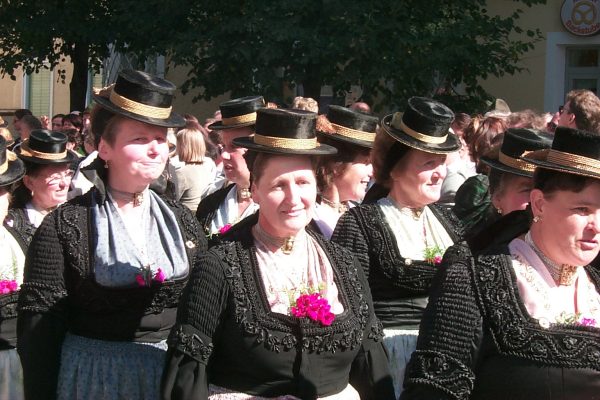 Buerinnen in Festtagstracht