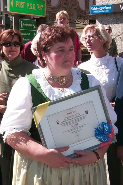 Gemeindertin Barbara Saller mit Ehrengeschenk