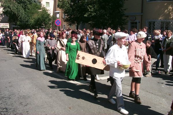 Mohammer-Hauptschule mit Jedermann-Darstellung